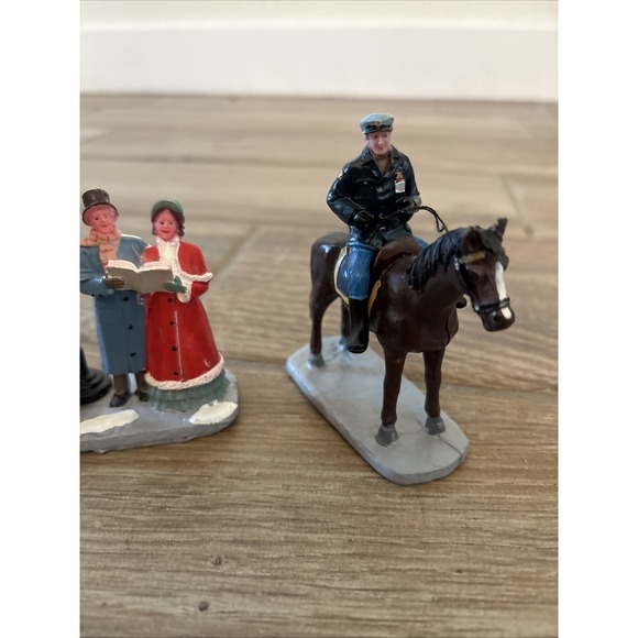 LEMAX Singing Carols #42256 & Policeman On Horse - Picture 4 of 11